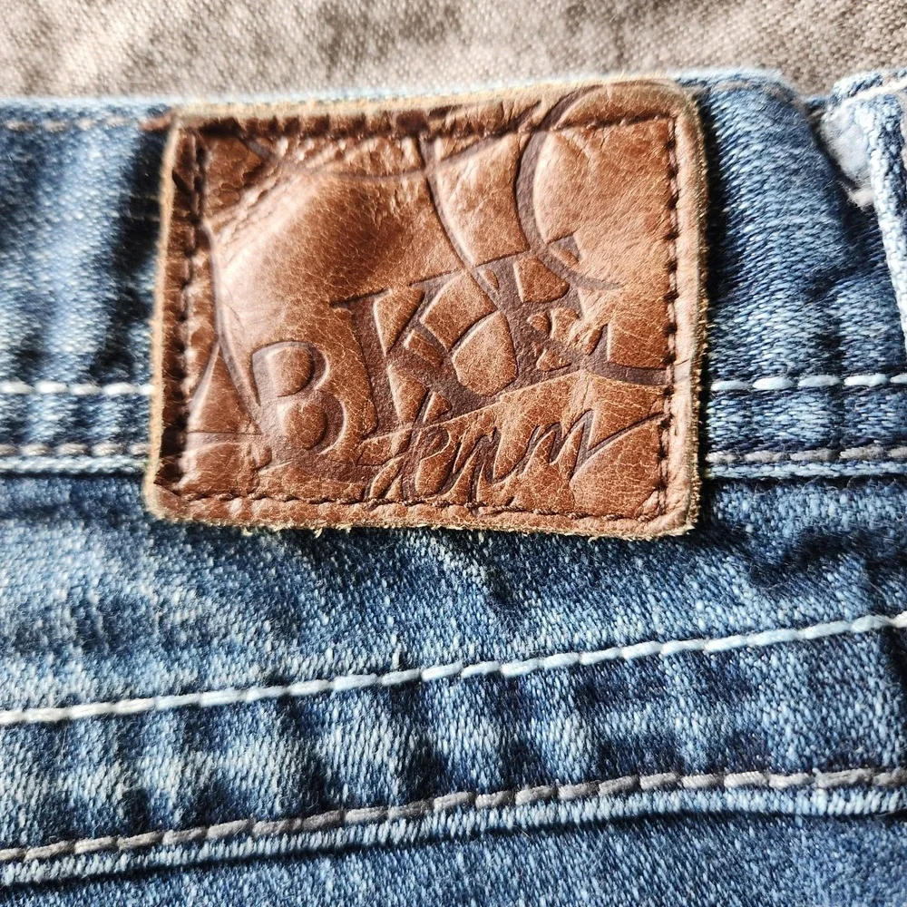 BKE Sloan Shorts Womens 28 Blue Denim Dark Wash Mid Rise Distressed Embellished - Picture 3 of 10
